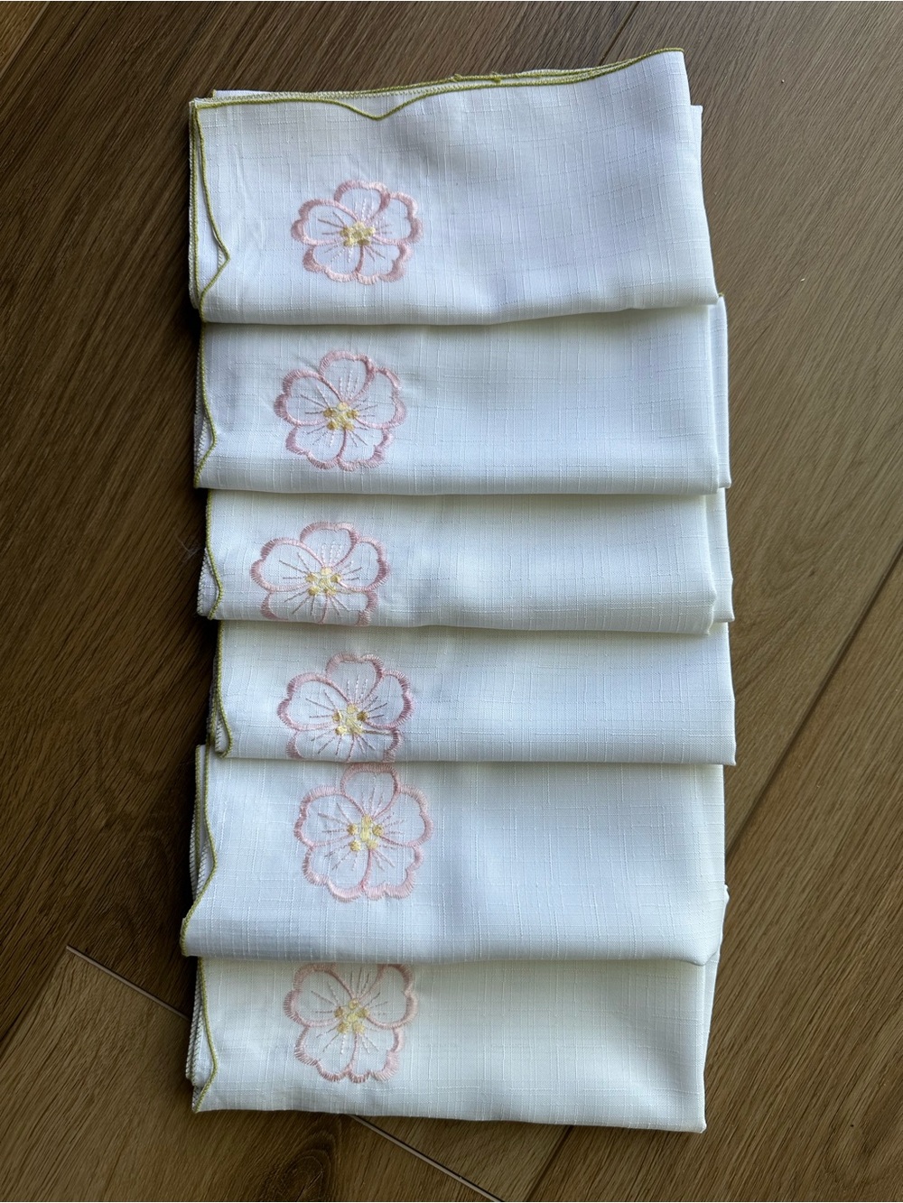 Set of 6 table napkins with pink flower embroidery